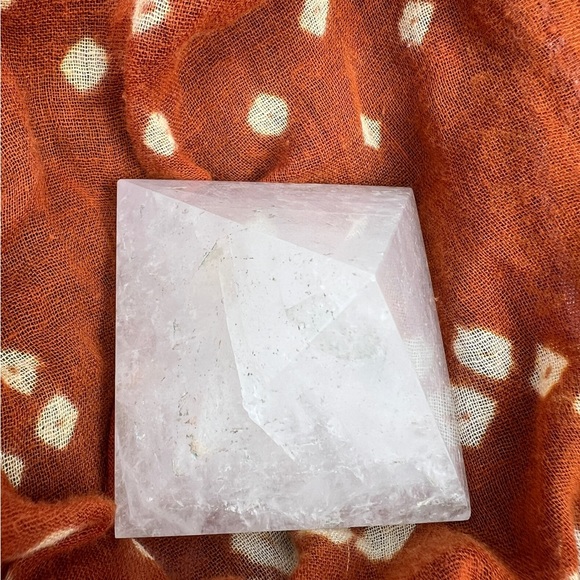 WHITE QUARTZ CRYSTAL PYRAMID - Picture 5 of 13